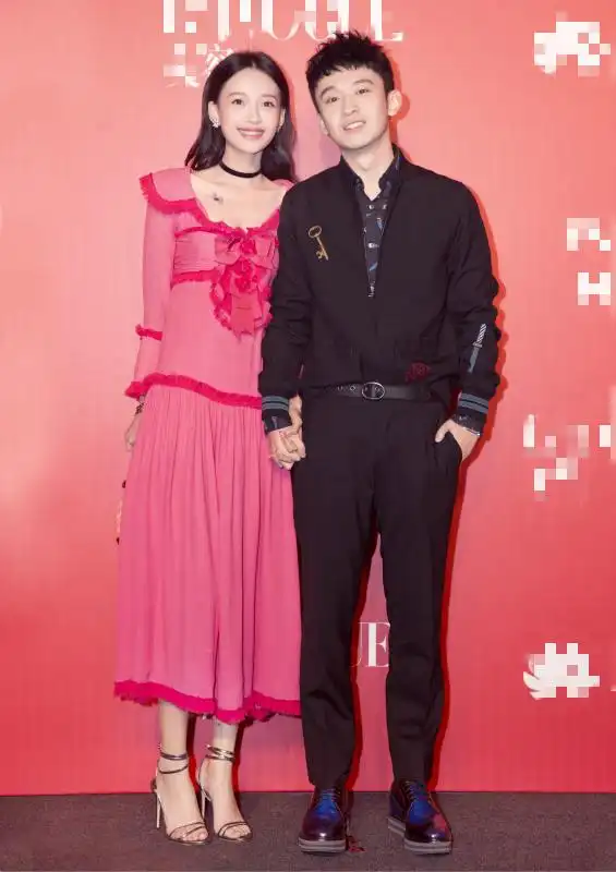 组图:孙怡董子健首次合体亮相 恩爱登对撒狗粮_高清图集_新浪网