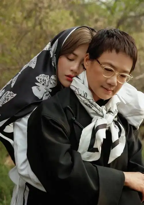 被看衰的恋情并没有分手马思纯张哲轩甜蜜聚餐还带着妈妈参加