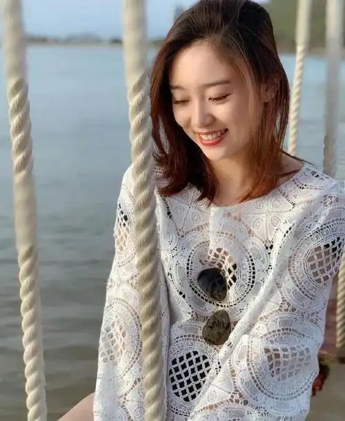 央视主持人李七月美照集