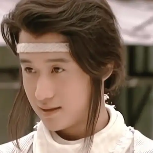 但其实吴京年轻的时候演过《小李飞刀》的阿飞