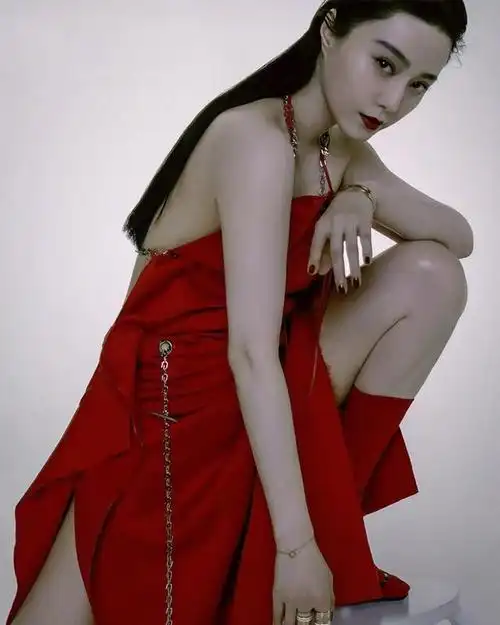 范冰冰晒居家美照碎花衫背带裙美得优雅气质40岁状态似少女