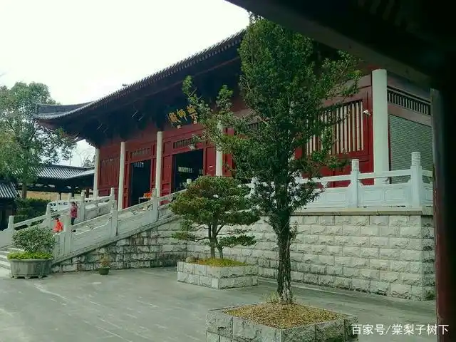 三峰寺寿宁县城西郊有一座巍峨山峰,海拔1306米,为鳌阳镇最高峰,因其