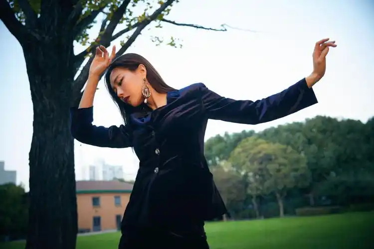 简介:王霏霏丝绒西装魅力写真图片,分享一组王霏霏图