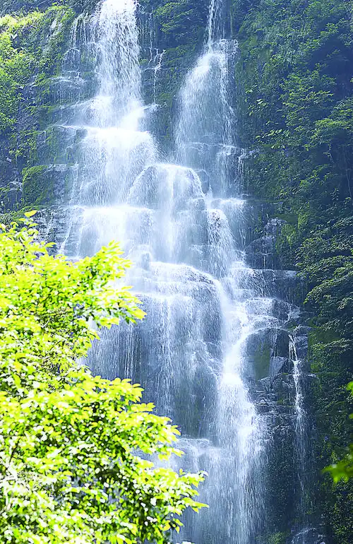 雄奇的茫荡龙盘瀑布