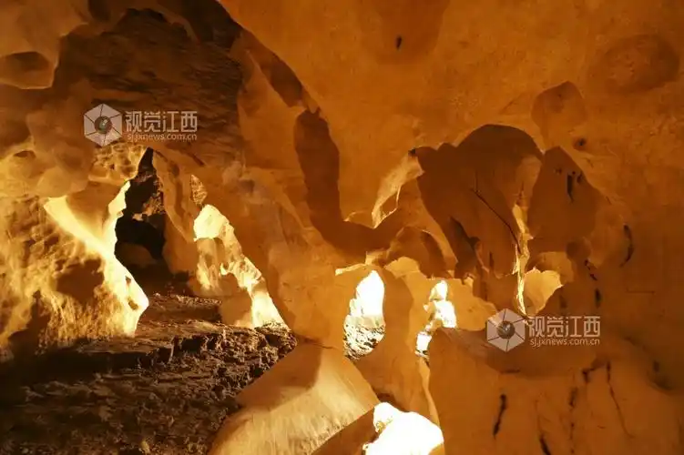 江西湖口石钟山溶洞露出水面