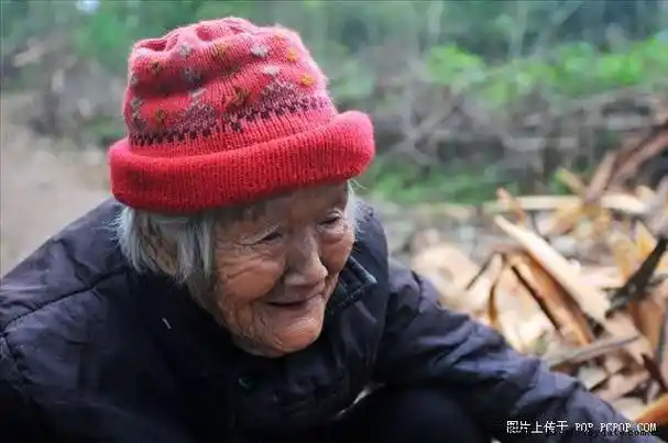 老人的手看上去已经满是老茧.