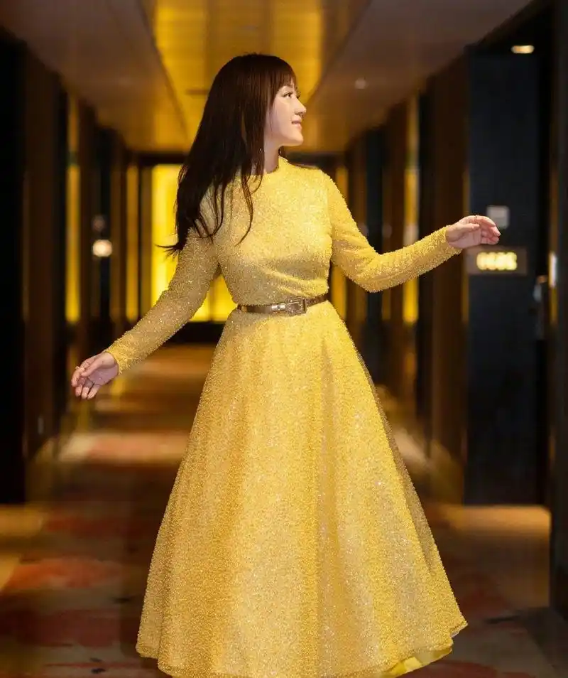 48岁杨钰莹晒近照迎新年,一袭黄色礼裙优雅迷人