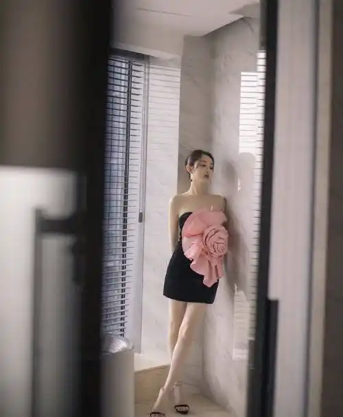 蒋梦婕这款黑色一字带凉鞋,和连衣裙整体搭配也很协调,这种风格非常