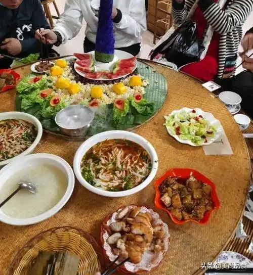 六张聚餐照在朋友圈火了!