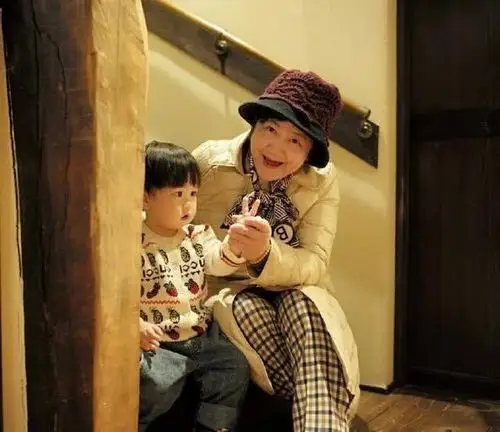 杜若溪发文感慨妈妈不易做,女儿六天抽血三次,她心疼到躲起来哭