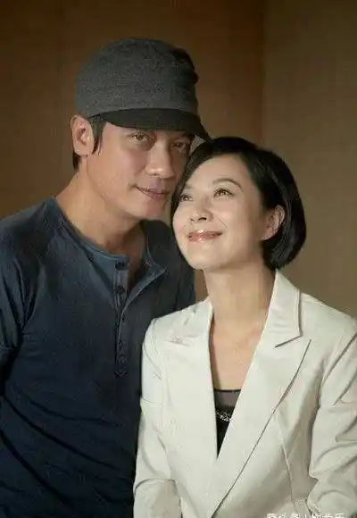 他22岁走红,抛弃28年原配娶小12岁娇妻,如今58岁依旧帅气_罗嘉良_方敏