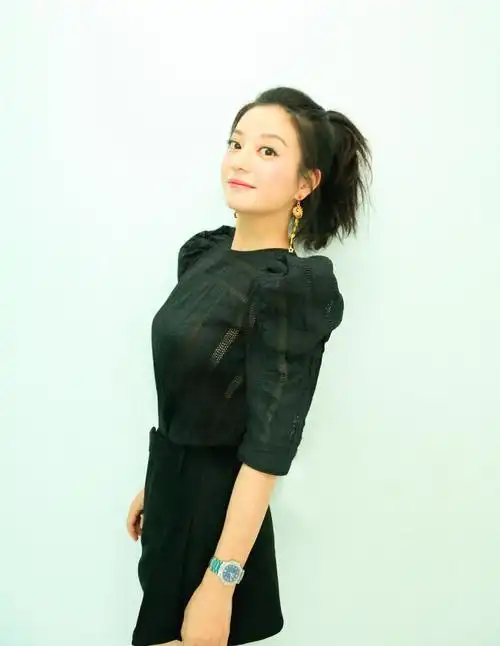 赵薇扎马尾俏皮软萌 一袭黑色私服踩恨天高秀纤细美腿