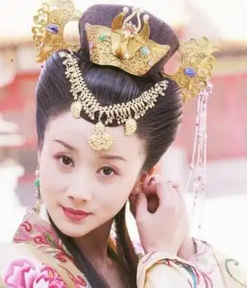 《宫锁珠帘》的贞儿皇后孙菲菲大家可还记得?她戴翡翠绝美!