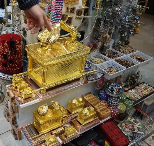 一根摩西的哥哥亚伦曾经用过的发芽的手杖,一个用金子作成的罐子