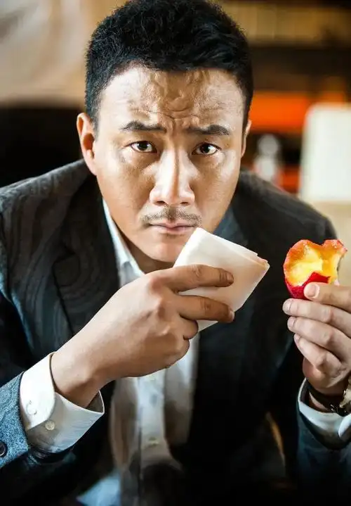 事实上,张涵予并没有故意凹硬汉人设,但无奈他的先天条件太好了,都不