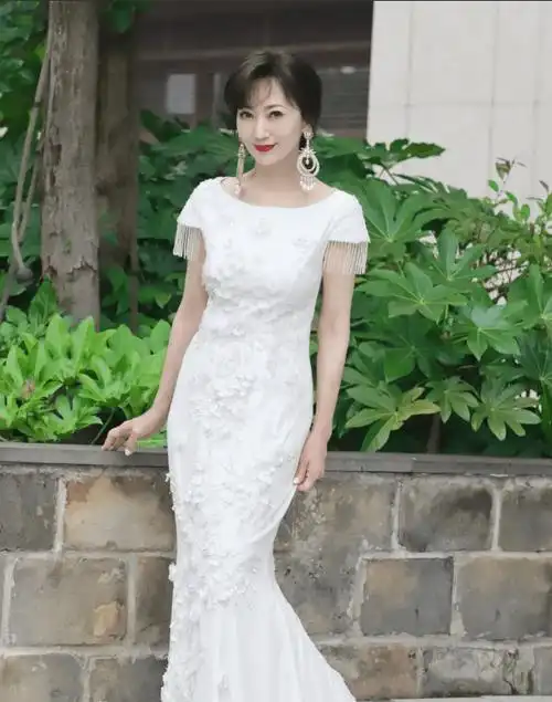 赵雅芝70岁身穿粉嫩碎花裙引网友称赞,优雅少女气质难掩_魅力_视频