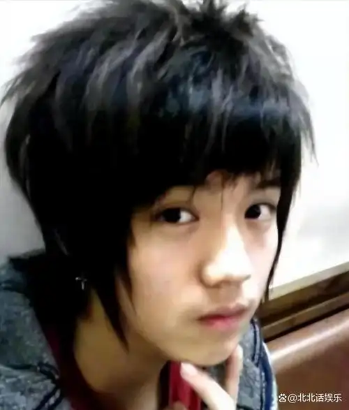 因为长大后的鹿晗完全就是小时候的放大版.