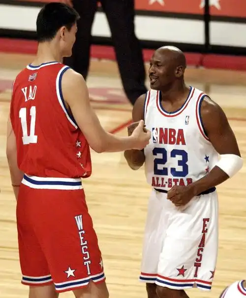 虽然姚明是以状元秀的身份登陆nba,但当年这个有些青涩和瘦削的大个子
