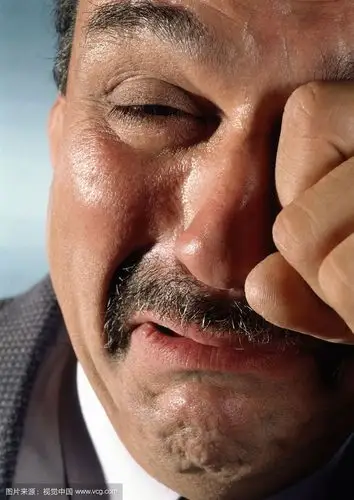 男儿有泪不轻弹,只是未到伤心处!男人哭吧不是罪!