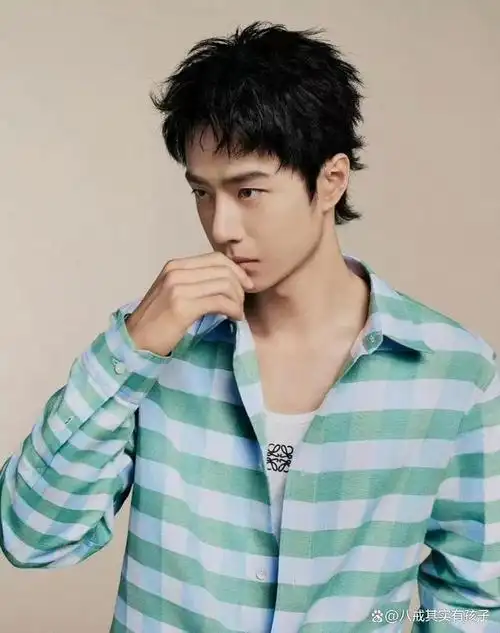 法国餐厅偶遇王一博,素颜和工作人员热聊,路人偶遇细节好心动