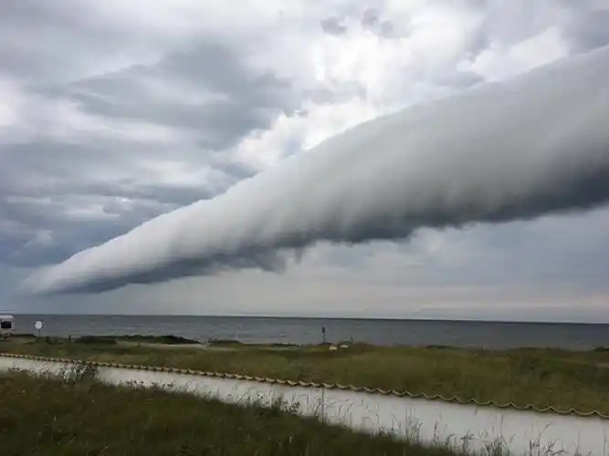 瑞典南部斯堪尼省天空出现奇特"卷滚云"