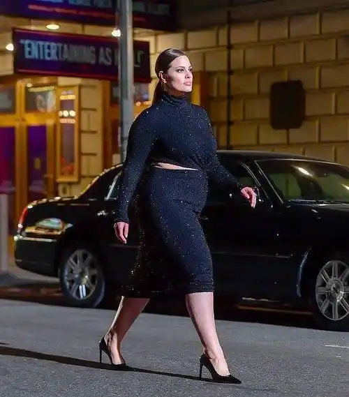 190斤超模阿什利久违走秀,产后愈发丰腴,气场却也更强_迈克·高_时装