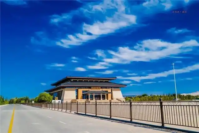 【敦煌八月】敦煌国际会展中心风轻云淡,鲜花环绕