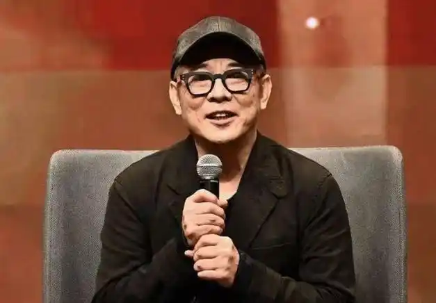 60岁李连杰亲自辟谣去世,一身伤病,面容沧桑,谈对女儿的担心|利智