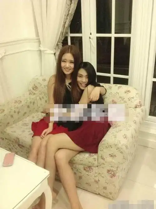 李连杰和黄秋燕的女儿曝光气质和身材绝佳却被父亲冷藏处理