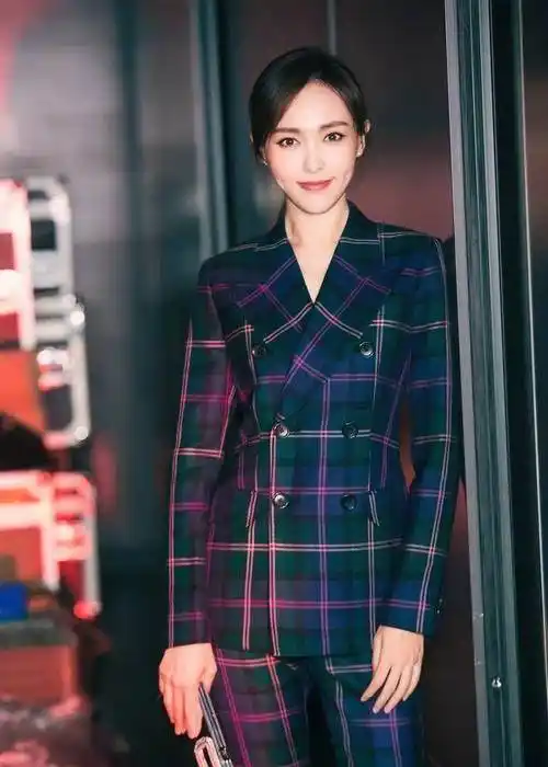 35岁的唐嫣穿搭开挂了!