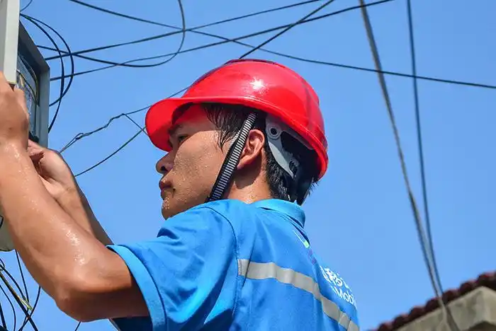 施工人员头顶烈日,满头大汗.安徽移动供图
