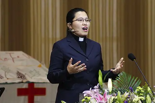 王新洁牧师证道王新洁牧师主持圣餐礼这是主的宝血为我们舍的一切荣耀