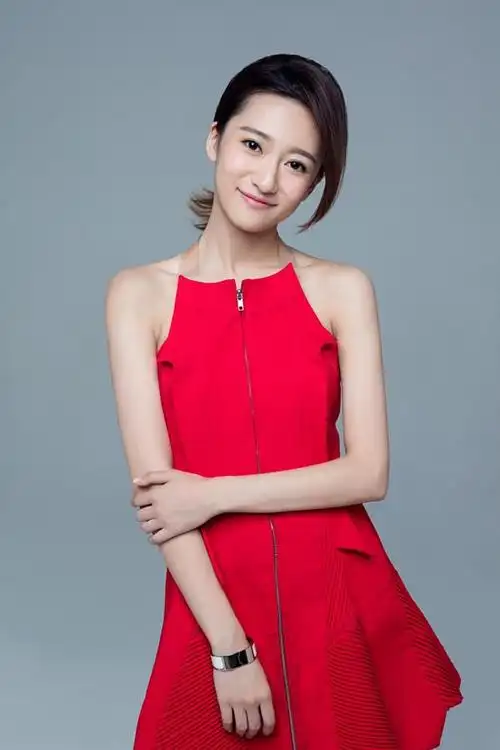 她5岁就演过多部影视作品,长大后亭亭玉立,成为吴奇隆的艺人