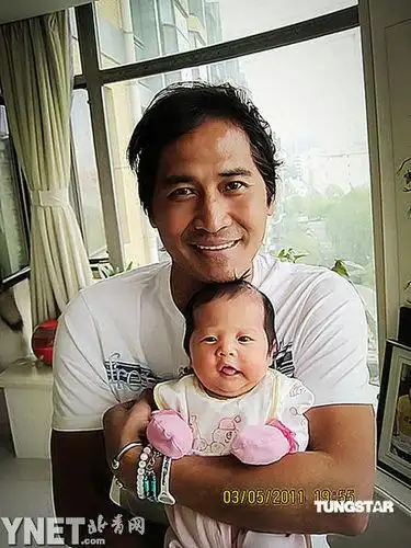 齐秦首度公开女儿及太太合照 称去年已结婚