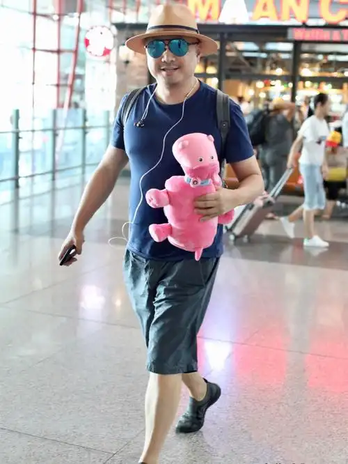 徐峥演绎大叔的时尚,大裤衩配一脚蹬,网友:萌萌哒!