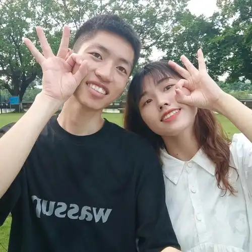 朋友圈情侣合照别再怼脸拍了,这样拍才有意思!__财经头条