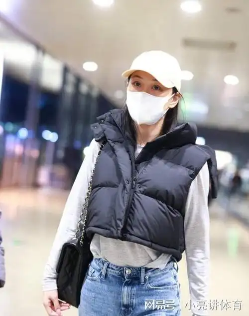 张馨予现身上海机场休闲装扮简约舒适