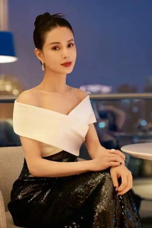 李若彤身着 st. john 黑白双色经典礼服_剪裁_气韵_格调