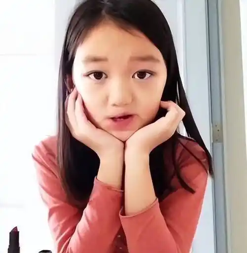 王菲花百万为女儿治疗唇裂,如今嘴是治好了,脸却越来越奇怪了_李嫣