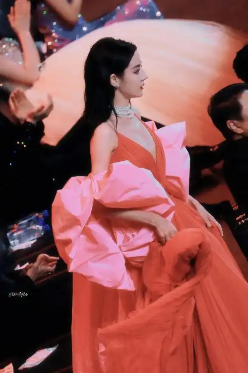 迪丽热巴超话79#迪丽热巴粉色吊带裙#230325 微博之夜蝴蝶纷飞在红