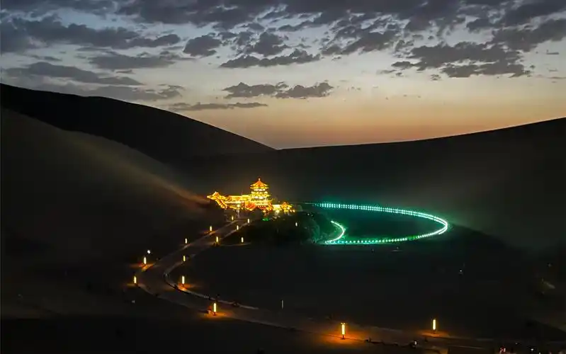 夜游敦煌八景之一的月牙泉,经宿风吹,辙复如旧的沙漠第一泉和你想象中