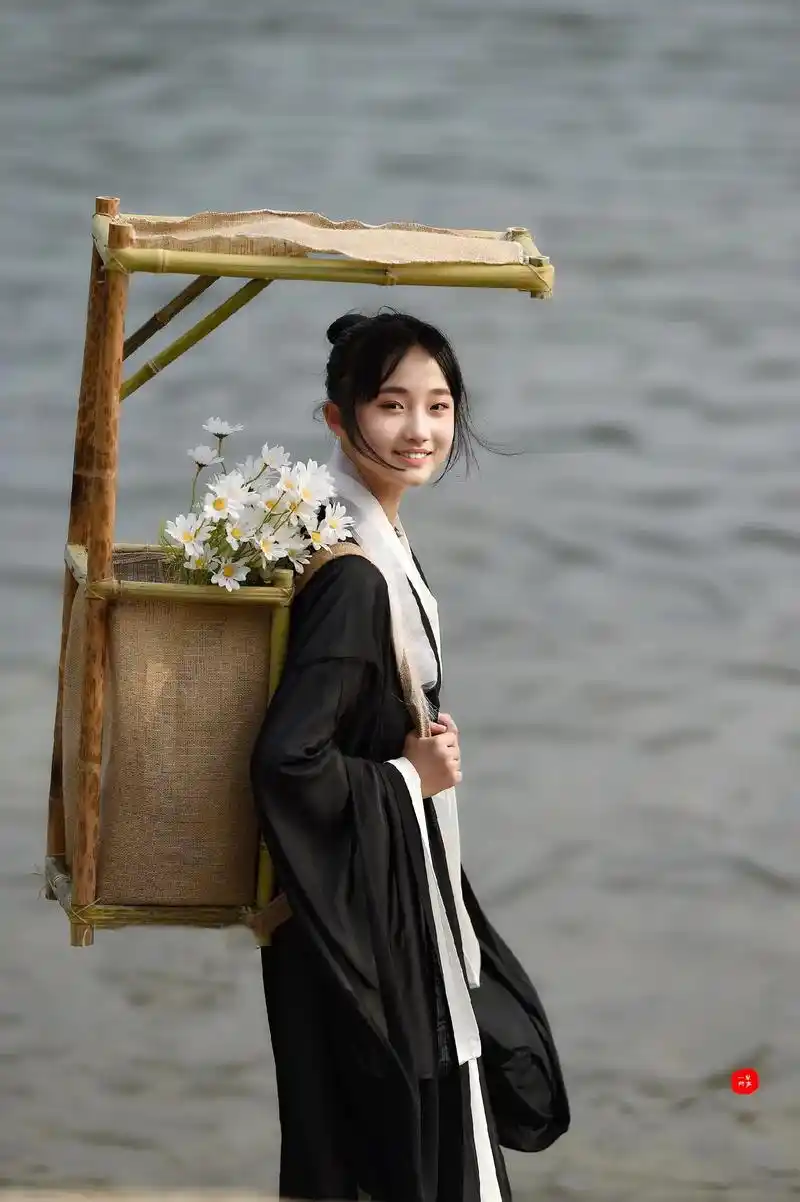 回眸一笑的小姐姐,你心动了吗?摄影:一网琴声#氛围感 #古风 - 抖音