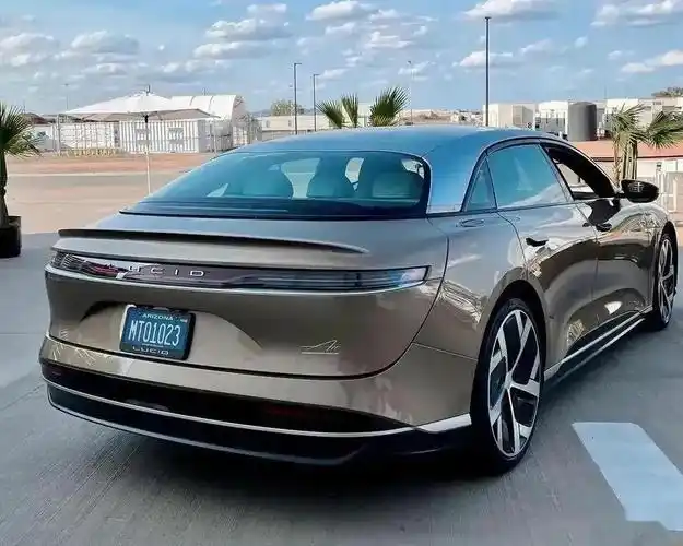 华为智界s7主打规格比model s和奔驰eqe更高,价格比model 3还便宜