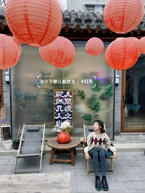 新年氛围拉满大红灯笼新年快乐北京咖啡