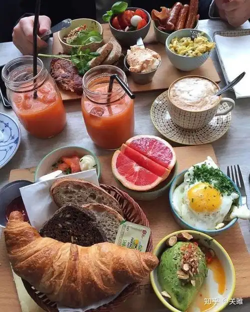 赞美美食的幽默句子(如何赞美朋友圈的美食)