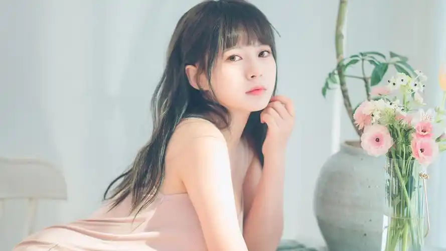 优雅清纯美女写真壁纸