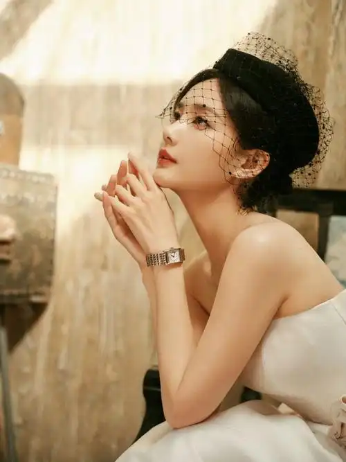 身穿洁白礼服的李一桐美到犯规气质高雅