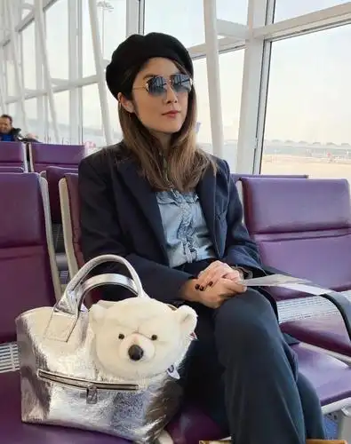 陈慧琳抛弃偶像包袱!飞机上白t搭黑裙造型低调,素颜不像46岁