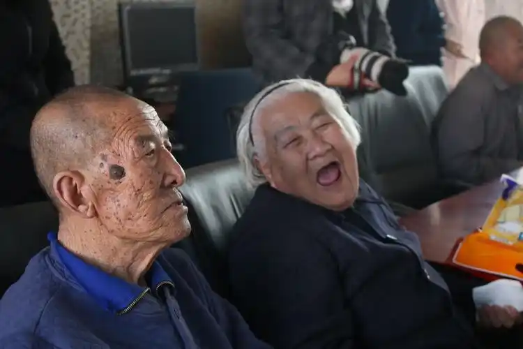 老人们开怀大笑
