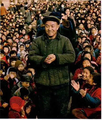 60年代的中国老照片,杭州爷孙俩画面温馨_铁人